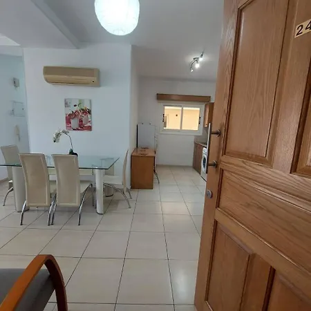 Sunny 2 Bedroom Center * Lárnaca