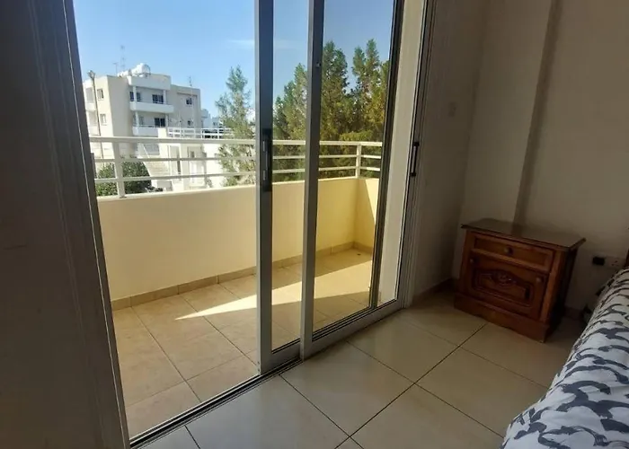 Sunny 2 Bedroom Center Lägenhet Larnaca